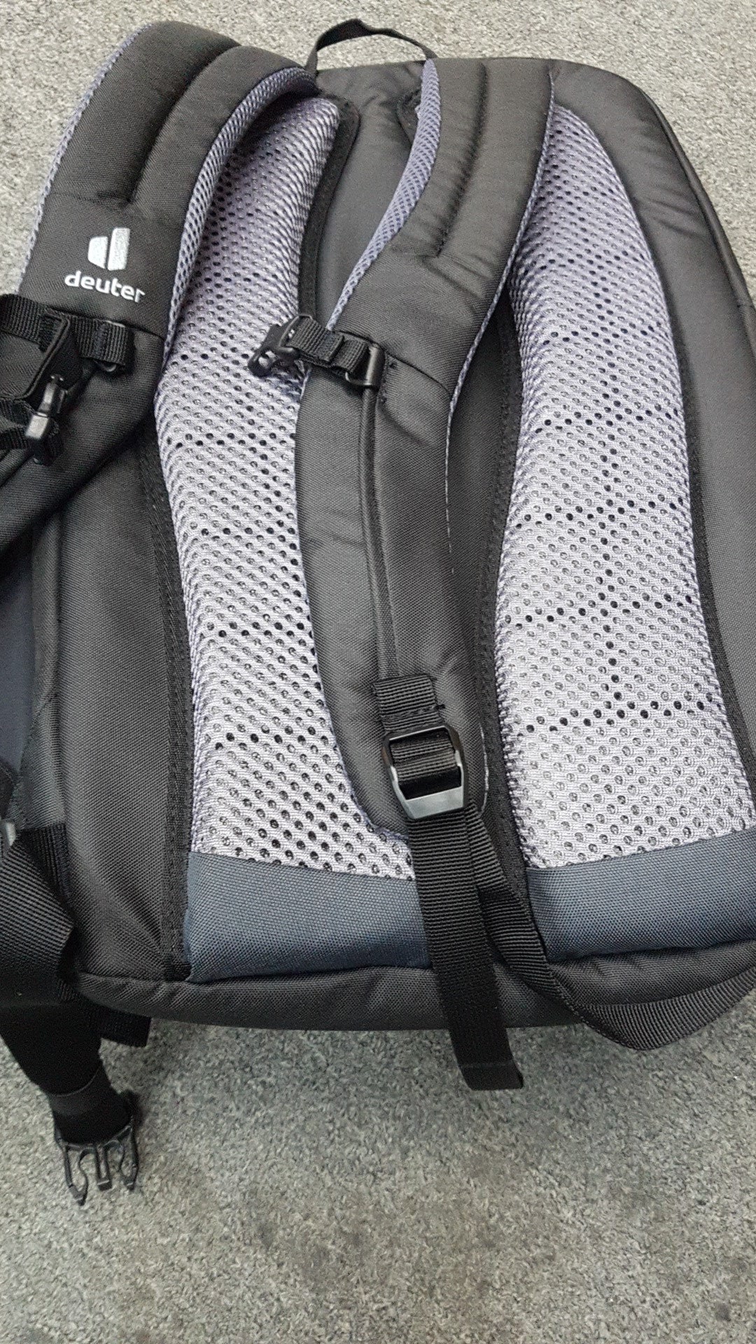 Deuter  Giga - Light Weight Back Support Bag With Laptop Compartment For Secondary, Jc ,Uni - Backpackers Gallery