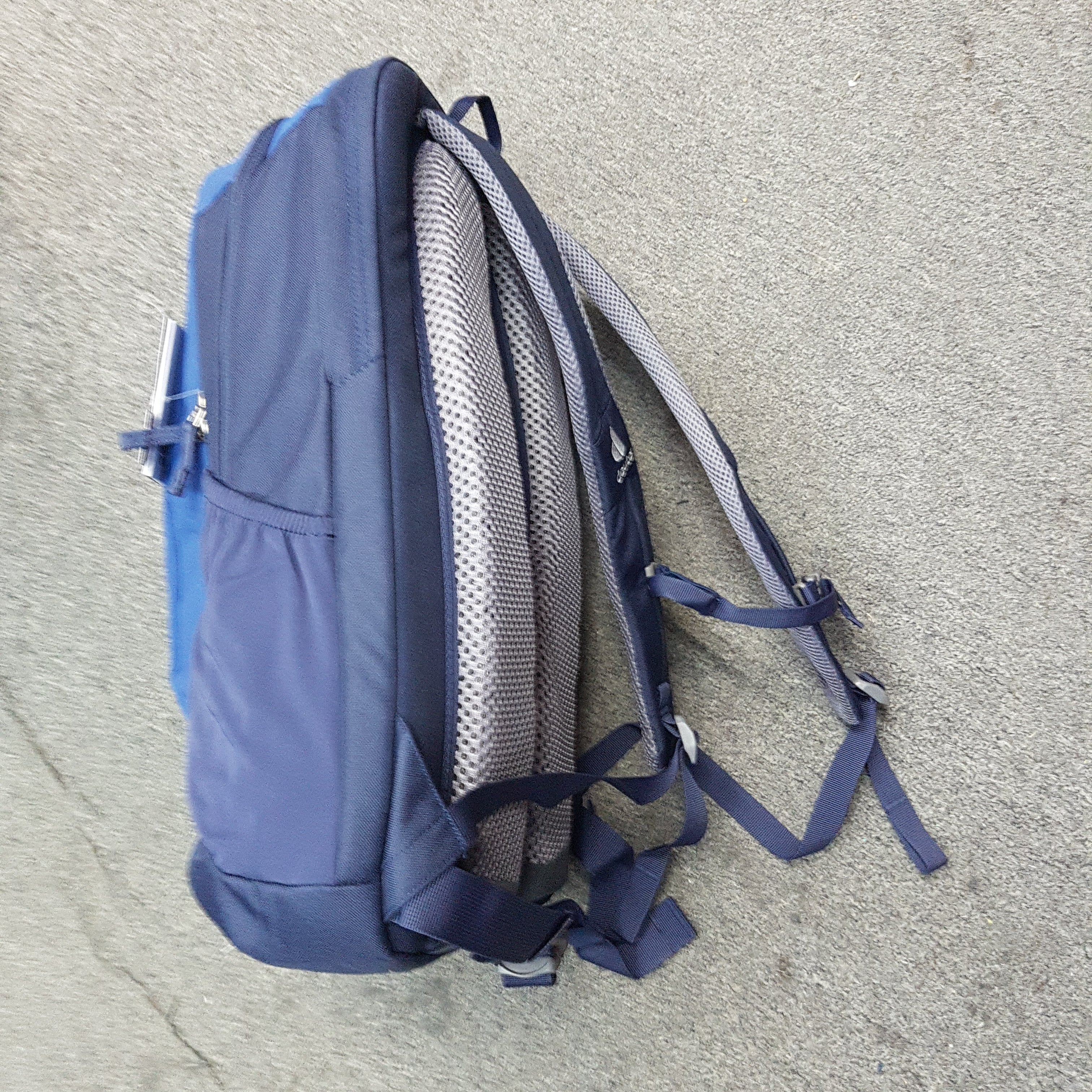 Deuter 17" laptop bag  Gigant steel navy - Backpackers Gallery