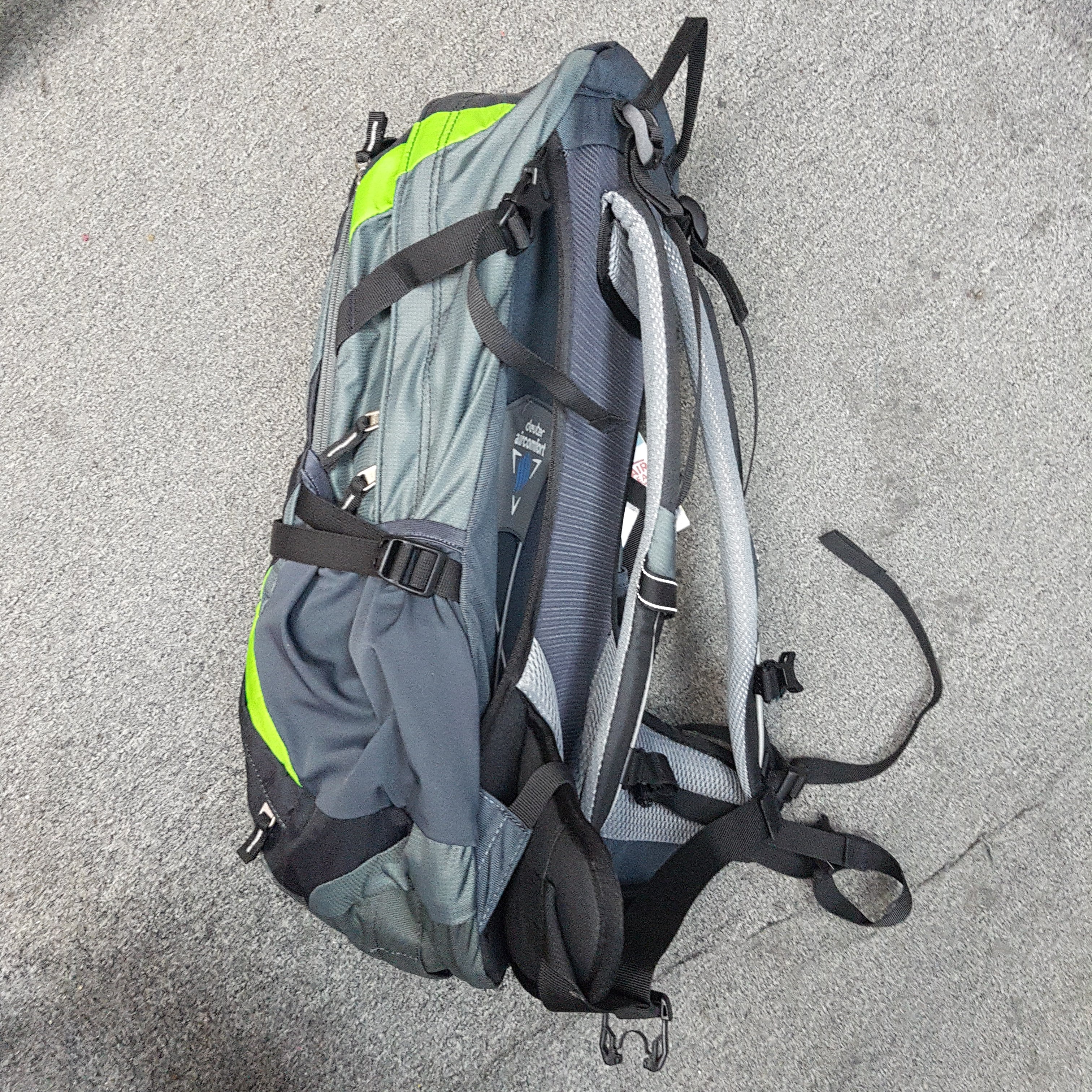 Deuter  backpack with mesh Futura 28 Granite-Black for hiking/trekking/bike - Backpackers Gallery